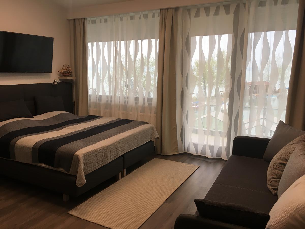 Calypso Lakeside Rooms & Lux Apartments Siofok Dış mekan fotoğraf