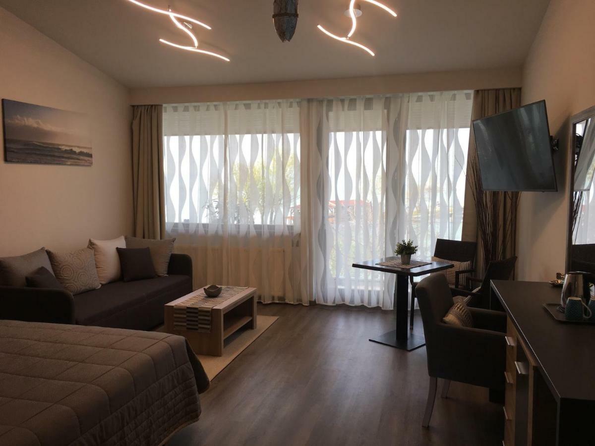 Calypso Lakeside Rooms & Lux Apartments Siofok Dış mekan fotoğraf